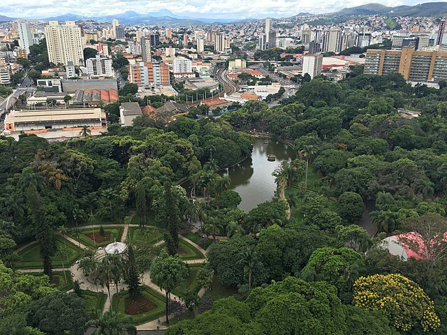 BELO HORIZONTE (MG) - Cidade com vida cultural intensa e crescimento constante. A valorização de bairros centrais e regiões nobres encarece a moradia.
Alimentação e serviços acompanham o ritmo urbano e elevam os gastos.