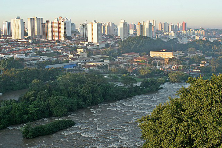 Piracicaba (SP) - 69,95 pontos -  Polo tecnológico e educacional com boa infraestrutura urbana. Economia agrícola forte, aliada ao crescimento industrial. Preserva tradições culturais e festas importantes, como a da Cana.