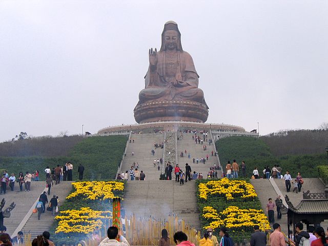 Guanyin do Monte Xiqiao (China) - 62m - Fica em Guangdong, área onde existia um vulcão (já extinto), hoje considerada um parque florestal nacional  . 