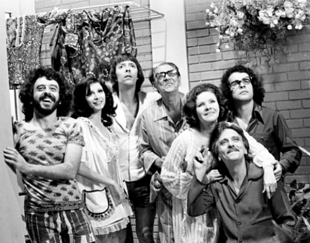 <p>A Grande Família – 1972/1975 – 4 temporadas – Inspirado justamente no seriado All in The Family, a série brasileira foi rejeitada no começo porque o público não se identificava com as situações da comédia. Houve, então, uma reformulação e a família Silva passou a viver a rotina de moradores do subúrbio carioca. </p>
