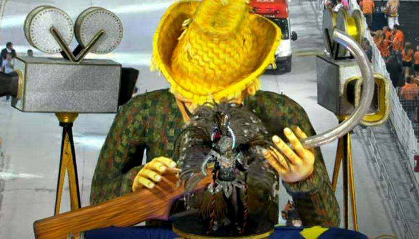 <p>A Acadêmicos do Tucuruvi pediu passagem e mostrou com estilo, em 2013, a trajetória de “Mazzaropi, o adorável caipira, 100 anos de alegria”, uma lembrança em azul e branco do comediante brasileiro (1912-1981) que marcou o cinema. </p>
