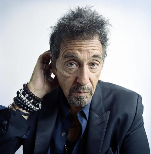 Al Pacino – Ator nascido em Nova York em 25/4/1940, tem ascendência italiana pelos dois lados da família, já que seus pais eram ítalo-americanos descendentes de imigrantes da Sicília. Sua herança familiar vem principalmente das cidades de Corleone e San Fratello, de onde partiram seus antepassados.