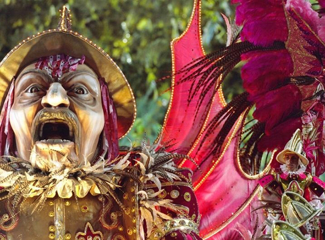 Estação Primeira de Mangueira - A tradicional verde-e-rosa fecha os desfiles do domingo. 