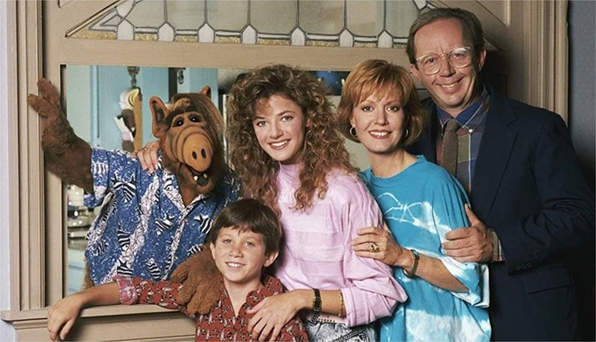<p>Alf, o ETeimoso – 1986/1990 – 4 temporadas – Os Tanner acolheram o extraterrestre Alf, cuja aeronave caiu, e ele acabou virando membro da família. O marionetista e roteirista Paul Fusco deu vida ao ET, manipulando e fazendo a voz do boneco.</p>

