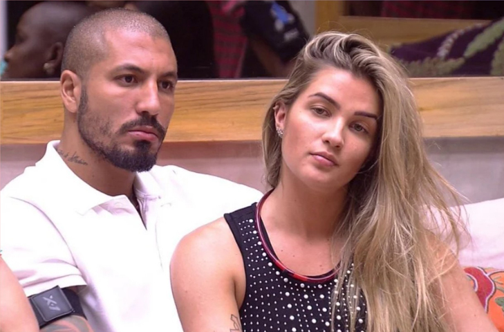 No BBB 15, Aline Gotschalg e Fernando Medeiros viveram um romance e seguem juntos fora da casa, mesmo depois do envolvimento dele com Amanda Djehdian na edição. Atualmente, ela é influencer, enquanto ele é comentarista de basquete e produtor cultural. Eles são pais de Lucca.-Reprodução Rede Globo