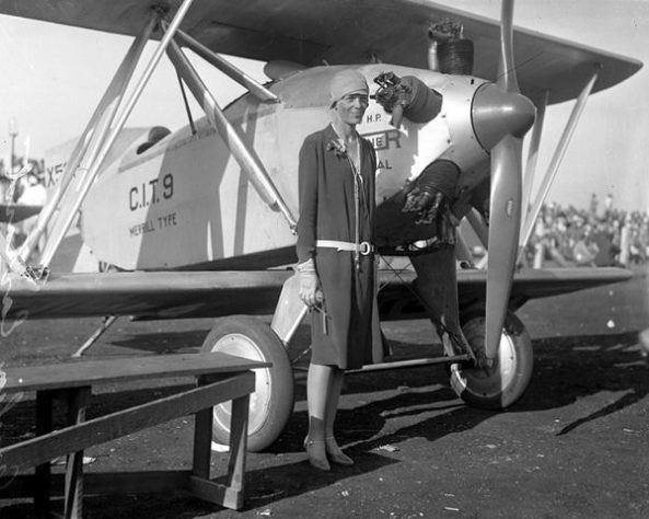 Amelia Earhart - Mulheres históricas da aviação
