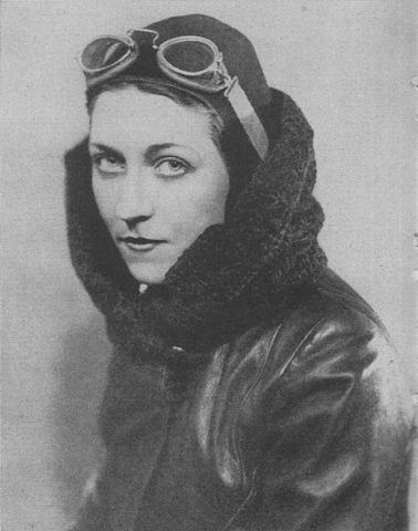 Amy Johnson: Em 1930, Amy tornou-se a primeira mulher a voar sozinha da Inglaterra para a Austrália, uma jornada épica que durou 19 dias e a consagrou como uma heroína nacional.

