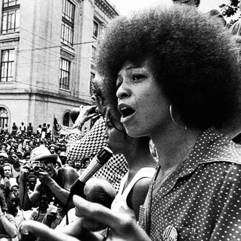 Angela Davis - Professora e filósofa americana,  26/1/1944, alcançou notoriedade nos anos 1970 como integrante do Partido Comunista dos Estados Unidos e do grupo Panteras Negras, que monitorava a ação policial na Califórnia e era considerado uma "ameaça à ordem urbana" pelo FBI. 