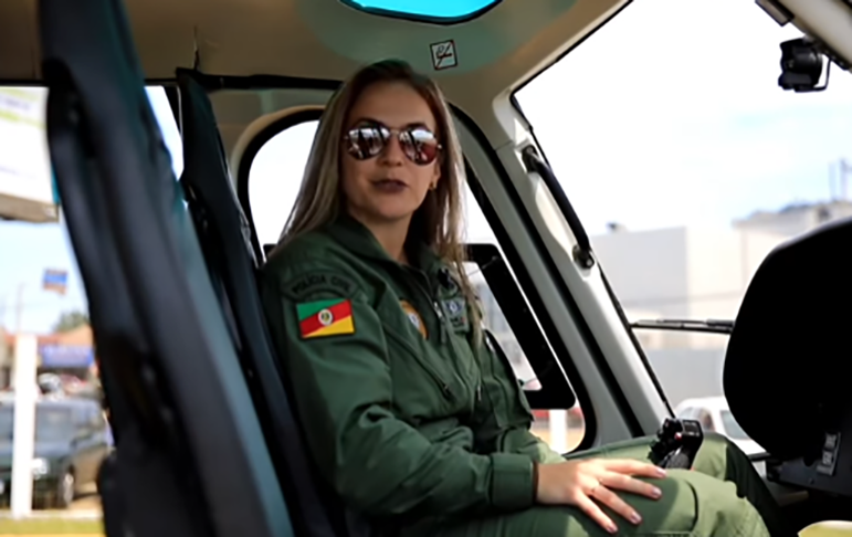 Camila Meggiolaro dos Santos, 34 anos: Foi a primeira pilota da PolÃ­cia Civil do Estado do Rio Grande do Sul. Natural de SÃ£o Paulo, ela ingressou na faculdade de AviaÃ§Ã£o Civil aos 18 anos.