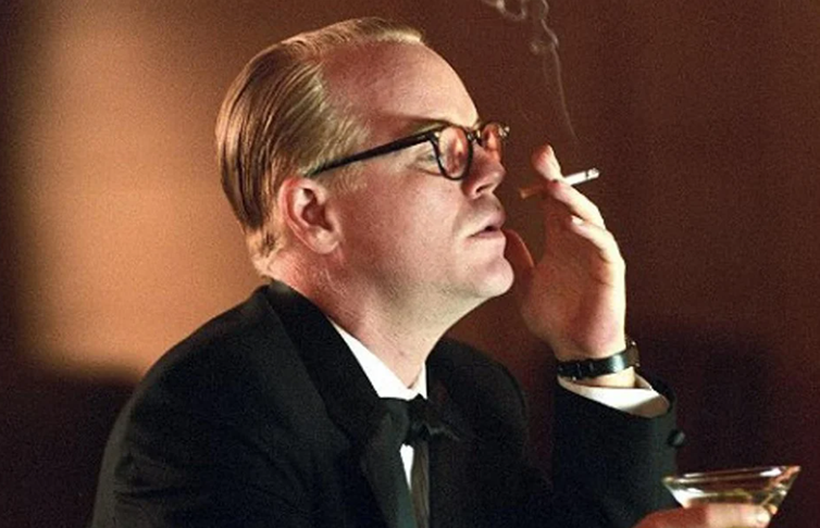 Na interpretação de Capote, Seymour reproduziu com fidelidade os trejeitos, a voz, a maneira como o escritor segurava o cigarro. Além do Oscar, ganhou Globo de Ouro, BAFTA e Screen Actors Guild. Um talento derrotado pelas drogas. Seymour foi encontrado morto no banheiro de casa, aos 46 anos, com uma agulha no braço.   
