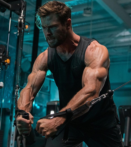 Chris Hemsworth – ator australiano. Nascido em 11 de agosto de 1983, em Melbourne, destaca-se pelo porte físico imponente, traços fortes e presença confiante.