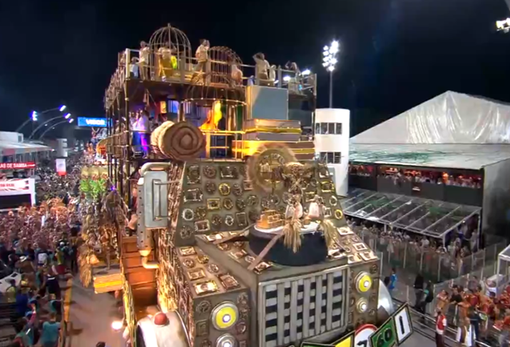 <p>A escola Dragões da Real se inspirou no clássico “Asa Branca”, de Luiz Gonzaga, e misturou samba e baião no Anhembi. Deu liga! O enredo mostrou em 2017 a vivacidade do Nordeste Brasileiro. </p>
