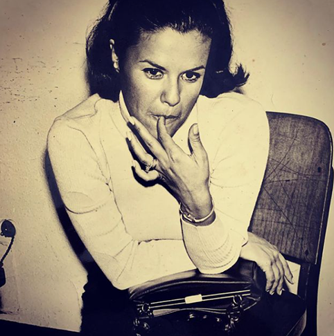 <p>Elis costumava marcar sua posição: “Acho difícil as pessoas não falarem de política. Até você não se preocupar com política já é uma atitude política. Então, viver é uma atitude política”.</p>
