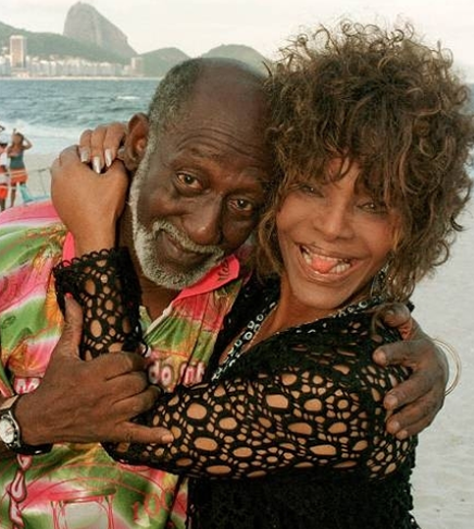 Incisiva na luta contra o racismo, Elza também era irreverente, como na foto com Nelson Sargento. Quando ele morreu em 2021, ela postou: 