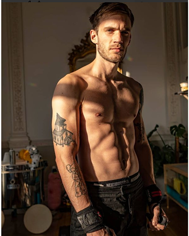 Felix Kjellberg (PewDiePie) – criador de conteúdo e empresário sueco. Nascido em 24 de outubro de 1989, em Gotemburgo, chama atenção pelos traços joviais, barba marcante e estilo casual que se consolidou ao longo da carreira digital.