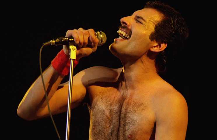 Fora do Brasil, um famoso que morreu de AIDS foi o cantor Freddie Mercury, em 1991, aos 45 anos. A imprensa começou a dizer que ele tinha a doença em 1986, mas ele só confirmou publicamente poucos dias antes de morrer, em 24/11/1991, aos 45 anos.  