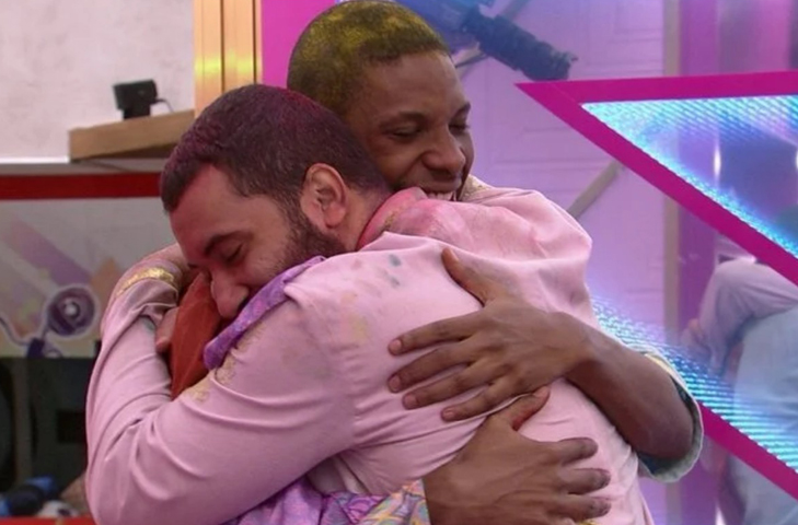 No BBB 21, os participantes Gil do Vigor e Lucas Penteado protagonizaram o primeiro beijo gay da história do reality. O romance não foi adiante, visto que o segundo pediu para sair do confinamento. Gil segue na TV Globo, enquanto Lucas é ator e cantor.-Reprodução Rede Globo