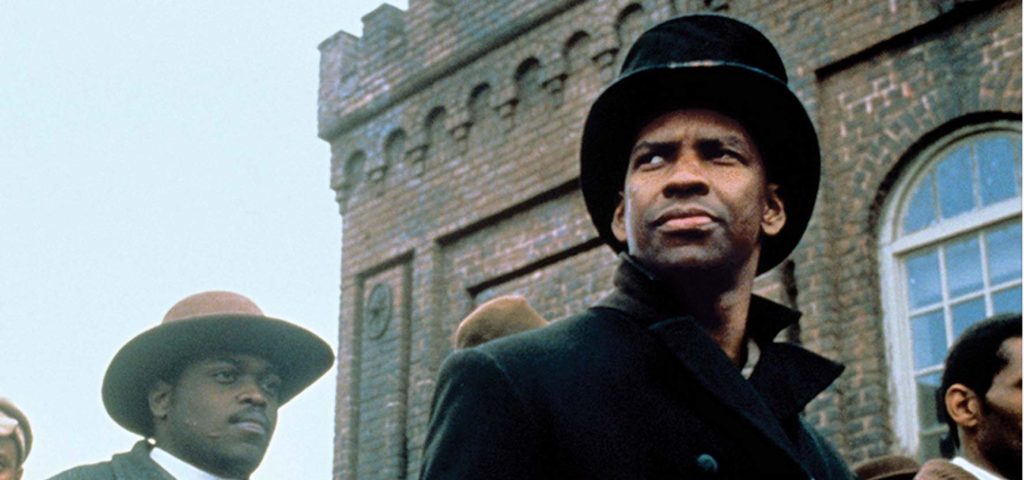 Denzel Washington venceu o Oscar de Melhor Ator Coadjuvante (1989) pelo papel do recruta Trip, escravo que participa da Guerra Civil Americana em 