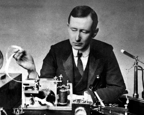 Guglielmo Marconi (1874-1937) - Itália. Pioneiro da comunicação sem fio, Marconi é mais conhecido por suas invenções e contribuições no campo do rádio. Inventou, por exemplo, a radiotelegrafia e o aparelho de rádio.