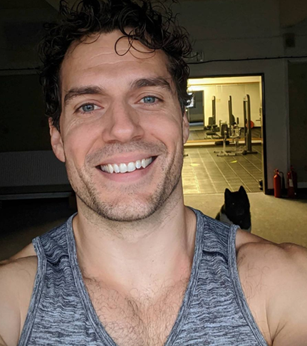 Henry Cavill – ator britânico. Nascido em 5 de maio de 1983, em Saint Helier, na ilha de Jersey, chama atenção pelo porte físico imponente, traços clássicos e presença elegante.