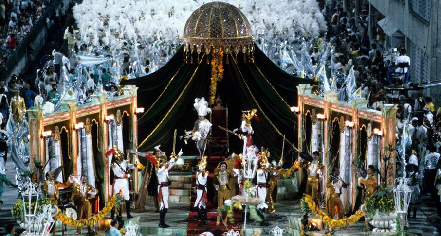 <p>Em uma disputa acirrada com a Beija-Flor, que levou o enredo sobre a desigualdade social no Brasil, a Imperatriz Leopoldinense ficou com o título. A escola de Ramos levou para a avenida um desfile sobre o centenário da Proclamação da República do Brasil, comemorado no mesmo ano. O enredo “Liberdade, Liberdade, Abre as Asas sobre Nós” foi desenvolvido pelo carnavalesco Max Lopes.</p>
