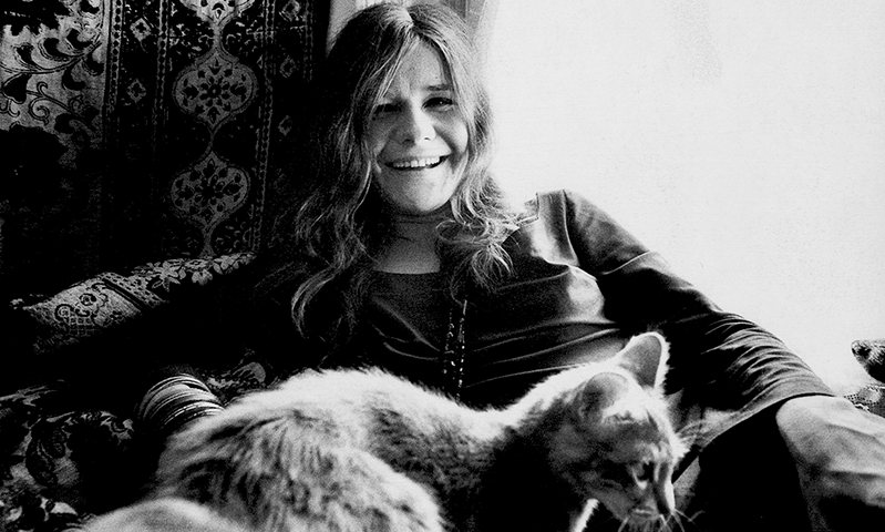 Nascida em 19 de janeiro de 1943 na cidade de Port Arthur, no estado americano do Texas, Janis Lyn Joplin construiu uma das mais marcantes e intensas histórias da música do século 20. Ela cresceu em um ambiente conservador, onde desde cedo se sentiu deslocada. Ainda adolescente, encontrou no blues e no folk uma forma de expressão e identidade, inspirando-se em cantores como Bessie Smith e Lead Belly. A voz rouca e poderosa, carregada de emoção, logo se tornaria sua principal marca artística.
