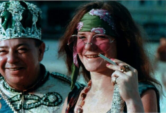 Em 1970, pouco antes de sua morte precoce, Janis gravou o álbum “Pearl”, considerado sua obra-prima. O disco inclui sucessos como “Me and Bobby McGee” e “Mercedes Benz”, e foi lançado postumamente, tornando-se um grande êxito comercial e de crítica. A canção “Me and Bobby McGee”, inclusive, alcançou o primeiro lugar nas paradas norte-americanas, consolidando seu legado artístico mesmo após sua morte.
