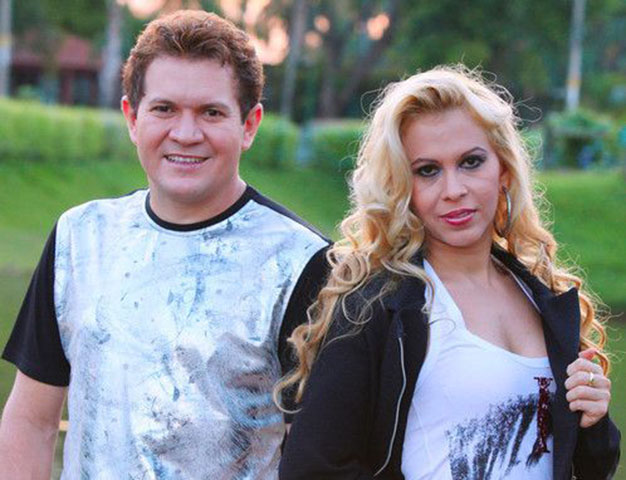 Em 1998, conheceu o guitarrista Cledivan Almeida Farias, conhecido como Ximbinha, durante um almoço na casa de Kim Marques. Ele passou a produzir seu álbum, os dois iniciaram um relacionamento e, no ano seguinte, formaram a banda “Calypso”, responsável por impulsionar a carreira da cantora para o reconhecimento nacional. 
