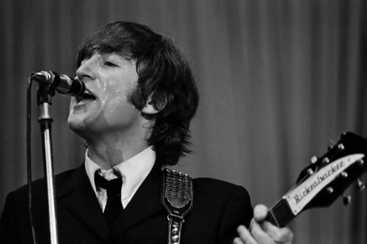 Para Chapman, as letras de algumas da músicas, especialmente “God” e “Imagine”, eram um menosprezo à fé cristã. Ele afirmou que Lennon era um “hipócrita” e tinha um estilo de vida indecente, o que o “obrigou a puni-lo”.