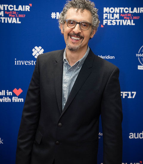 John Turturro – Ator nascido em Nova York em 28/2/1957, é descendente de italianos pelo pai, Nicholas, que imigrou de Bari quando criança. Sua mãe, Katherine, também tem raízes italianas, consolidando a herança familiar vinda dos dois lados.