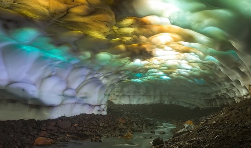  Caverna de Gelo Kamchatka (RÃºssia) - Tem 1 km de extensÃ£o e fica perto do VulcÃ£o Mutnovsky. A erosÃ£o Ã© feita pelas Ã¡guas de um rio. A incidÃªncia de luz solar em alguns trechos e a iluminaÃ§Ã£o de sinalizadores dos visitantes intensificam o efeito, formando paisagens que parecem de outro planeta. 