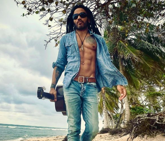 Lenny Kravitz â?? cantor, compositor e multi-instrumentista americano. Nascido em 26 de maio de 1964, em Nova York, chama atenÃ§Ã£o pelos traÃ§os marcantes, estilo ousado e presenÃ§a magnÃ©tica.