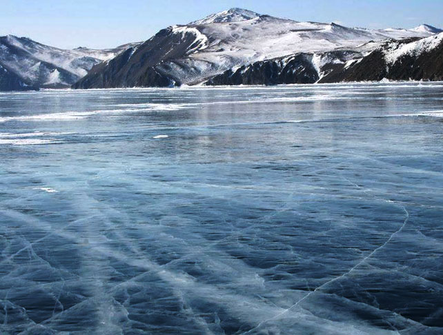  Lago Baikal (RÃºssia) - Ã? o mais profundo e mais antigo lago de Ã¡gua doce do mundo. Fica congelado de janeiro a maio. No verÃ£o, a Ã¡gua proveniente do degelo das montanhas da SibÃ©ria Ã© tÃ£o clara que dÃ¡ pra ver atÃ© 40 metros de profundidade. NÃ£o hÃ¡ sais minerais neste lago. 