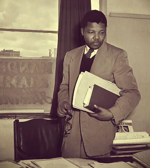 Nascido em 1918, Nelson Mandela tornou-se advogado antes de passar 27 anos encarcerado. Cumpriu sua pena em diferentes prisões, incluindo a famosa Robben Island (sua cela hoje é ponto turístico). Foi libertado em 1990, após uma campanha internacional.