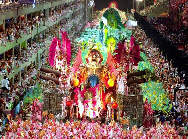 Carnaval (Brasil) - A folia existe em diversas partes do mundo, mas a do Brasil é a mais famosa. Destaque especial para o desfile das escolas de samba no Rio de Janeiro (que inspirou a versão paulista). É um dos maiores espetáculos do país. E atrai turistas do mundo inteiro. -Ricardo Leoni wikimedia commons 