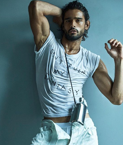 Marlon Teixeira – modelo brasileiro. Nascido em 16 de janeiro de 1991, em Florianópolis, destaca-se pelos traços marcantes, olhar intenso e porte atlético, muito associados à moda internacional.