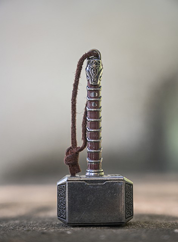 Segundo a mitologia, o martelo chamado Mjolnir era a arma poderosa do Deus, com uma enorme cabeça e um cabo curto. O martelo nunca errava o alvo e sempre retornava às mãos de Thor.