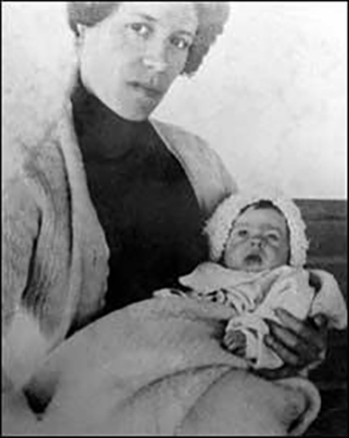 O Titanic partiu no dia 10 de abril do porto de Southampton, na Inglaterra, levando 2.200 passageiros. A mais nova era Milvina Dean (na foto com a mãe), de apenas dois meses de idade. 