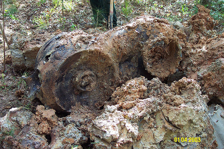 As buscas foram feitas em trÃªs estados: Texas, Louisiana e Mississippi. 83.900 fragmentos foram encontrados. A maioria nÃ£o passava de meio metro quadrado.  Mas tambÃ©m havia peÃ§as grandes, como um dos motores principais do foguete, pesando 360 kg (foto), encontrado na Louisiana. -NASA DomÃ­nio PÃºblico