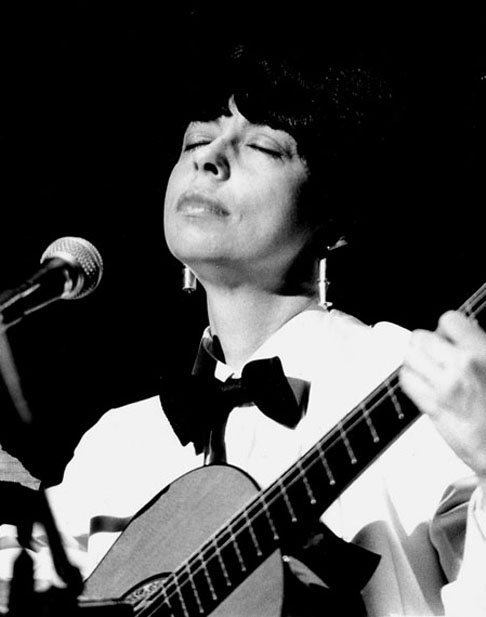 Nara fez o show que deu origem ao musical "Pobre Menina Rica", de Carlos Lyra e Vinícius de Moraes, na boate Au Bon Gourmet, em Copacabana.