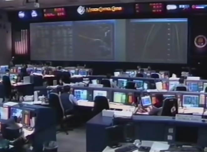Dezesseis minutos antes do pouso, eles informaram ao centro de controle em terra que havia um problema com um dos instrumentos no painel de comando. Foi o último contato da tripulação com a Nasa. -Reprodução YouTube Dobra Espacial 