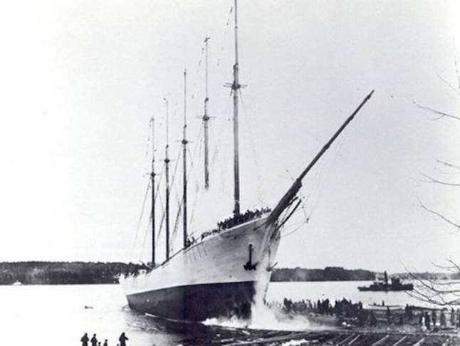 Um caso muito intrigante é do Deering, encontrado encalhado e vazio em  fevereiro/1921 em Outer Banks (EUA). O navio estava em perfeito estado, com velas içadas e 3 gatos a bordo. Os dez ocupantes, que tinham saído de Norfolk em agosto/1920, haviam sumido. Até hoje não se sabe o que houve. 