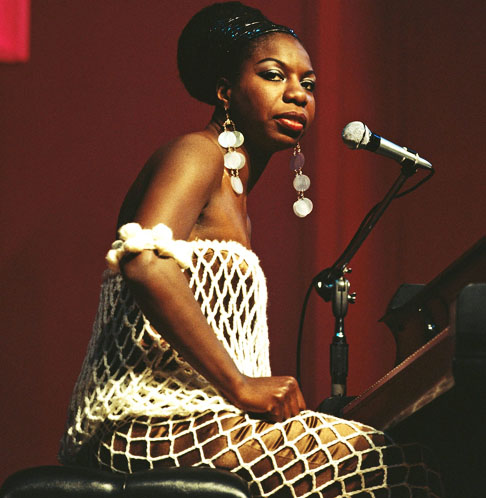  Nina Simone (1933-2003)- Cantora e pianista americana. Por ser negra, foi impedida de ingressar no Instituto de Música quando jovem.  Ganhou espaço em bares, misturando arte e ativismo. Sua canção "Mississippi Goddamn" tornou-se hino negro. Ela cantou no enterro de Martin Luther King.