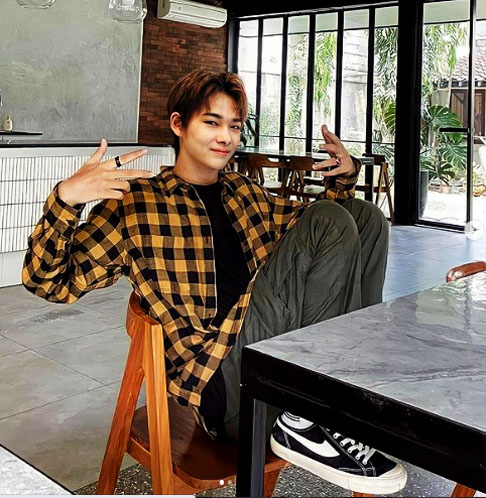 Nishimura Riki (Ni-ki) – cantor e dançarino japonês. Nascido em 9 de dezembro de 2005, em Okayama, destaca-se pelo porte atlético, traços definidos e presença marcante no palco.