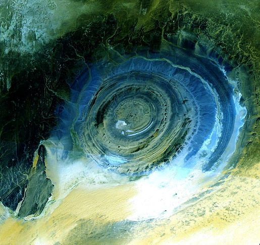  Olho do Saara (MauritÃ¢nia) - FormaÃ§Ã£o geolÃ³gica que permaneceu oculta por milÃªnios - sÃ³ descoberta quando foi vista do espaÃ§o sideral. Segundo cientistas, deve ter se formado hÃ¡ 100 milhÃµes de anos quando placas tectÃŽnicas dividiram continentes. A rocha derretida que subiu foi moldada por atividades vulcÃ¢nicas e erosÃ£o. 