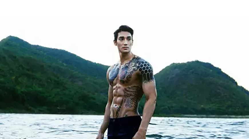 Paing Takhon – modelo, ator e cantor de Mianmar. Nascido em 14 de setembro de 1996, em Yangon, destaca-se pelo porte atlético, traços marcantes e presença serena.