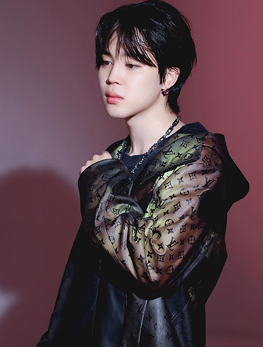 Park Ji?min (Jimin) – cantor e dançarino sul-coreano. Nascido em 13 de outubro de 1995, em Busan, destaca-se pelos traços delicados, olhar expressivo e elegância nos movimentos.