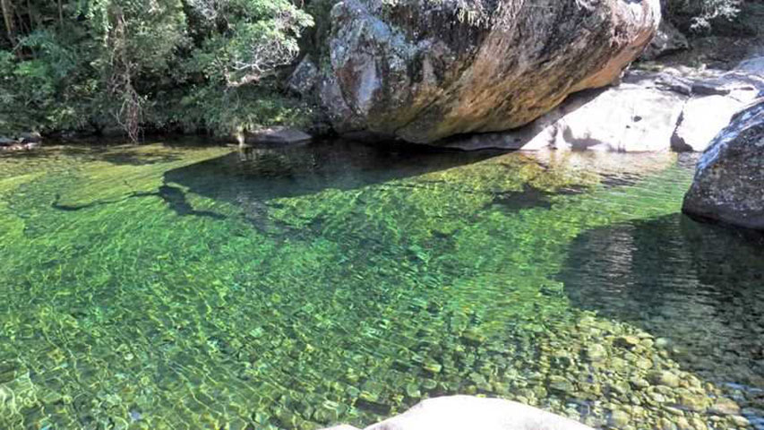 Cachoeiras da Pedra Roxa (ES) - Situado na Serra do Caparaó, na divisa entre Espírito Santo e Minas Gerais, o Parque Nacional do Caparaó tem trilhas ecológicas e poços de águas transparentes, formados por cachoeiras, na mesma área verde onde fica a terceira montanha mais alta do Brasil: o Pico da Bandeira (2.892m). 