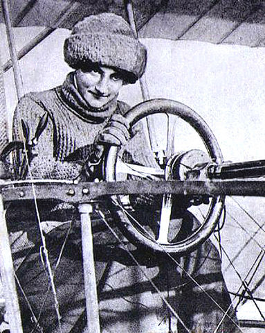 Elisa Léontine Deroche: Antes de qualquer uma, houve Raymonde de Laroche (seu nome artístico). A francesa foi a primeira mulher no mundo a obter a licença de piloto e a pilotar um avião, em 1910.