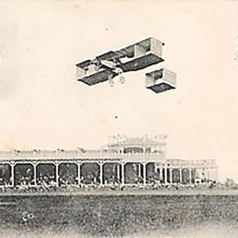 Raymond de Laroche pilota avião em show aéreo em 1910 em Reims